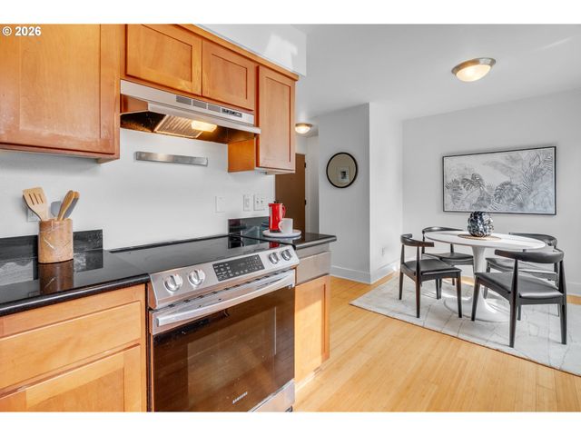 2301 Se CARUTHERS St 10, Portland, OR 97214