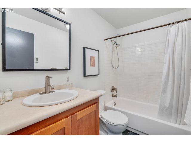 2301 Se CARUTHERS St 10, Portland, OR 97214