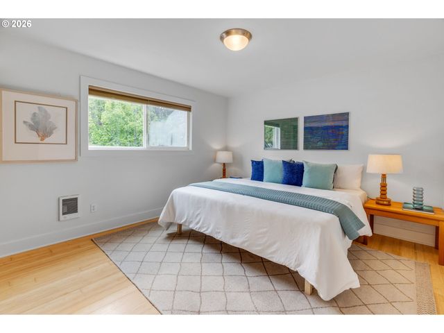 2301 Se CARUTHERS St 10, Portland, OR 97214