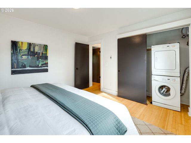 2301 Se CARUTHERS St 10, Portland, OR 97214
