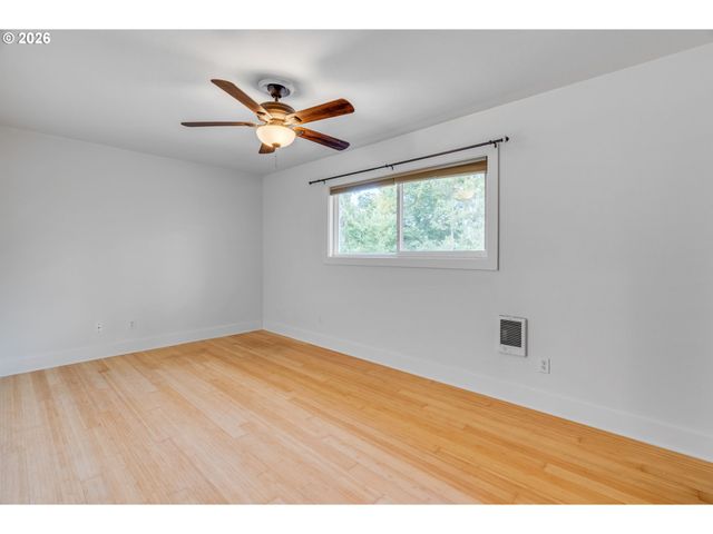 2301 Se CARUTHERS St 10, Portland, OR 97214
