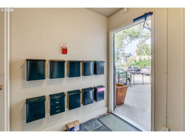 2301 Se CARUTHERS St 10, Portland, OR 97214