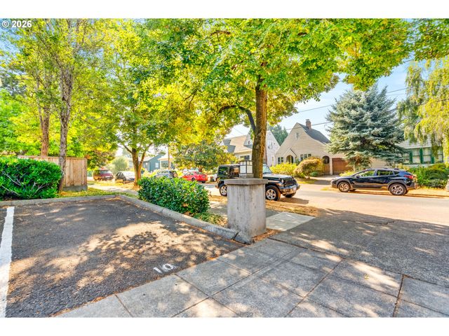 2301 Se CARUTHERS St 10, Portland, OR 97214