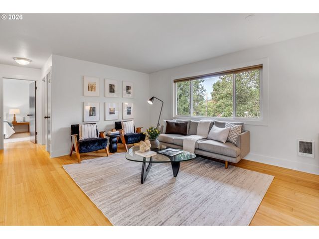 2301 Se CARUTHERS St 10, Portland, OR 97214