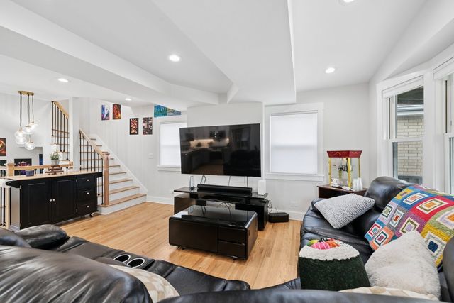 5150 N Moody Avenue, Chicago, IL 60630
