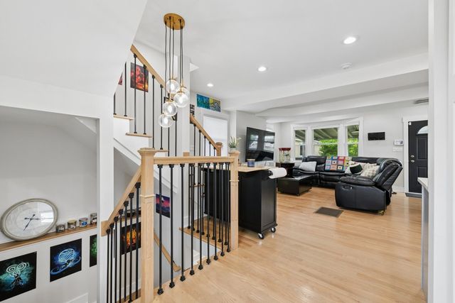 5150 N Moody Avenue, Chicago, IL 60630