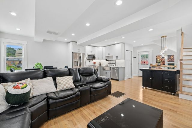 5150 N Moody Avenue, Chicago, IL 60630