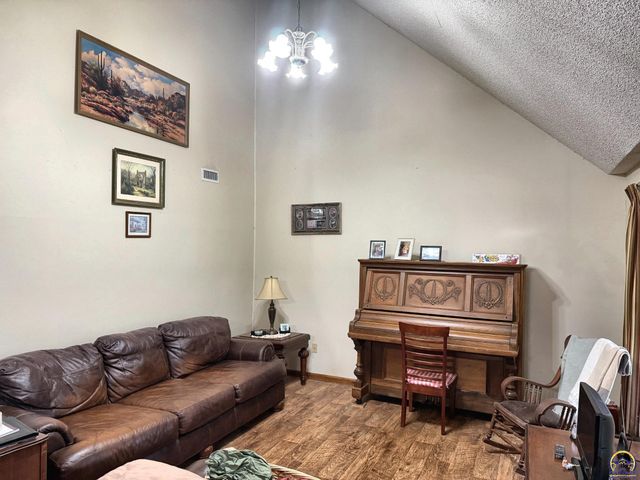 6121 NW Green Hills RD, Topeka, KS 66618
