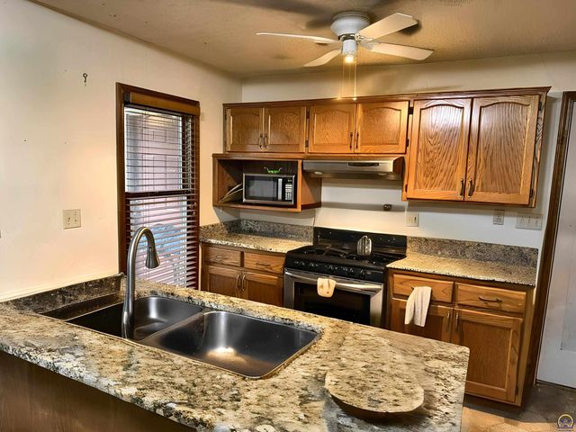 6121 NW Green Hills RD, Topeka, KS 66618