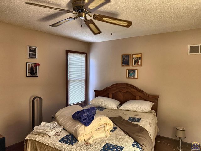 6121 NW Green Hills RD, Topeka, KS 66618