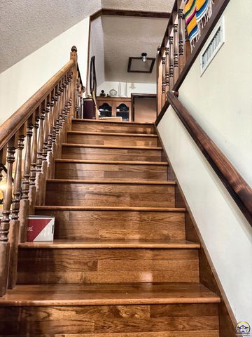 6121 NW Green Hills RD, Topeka, KS 66618
