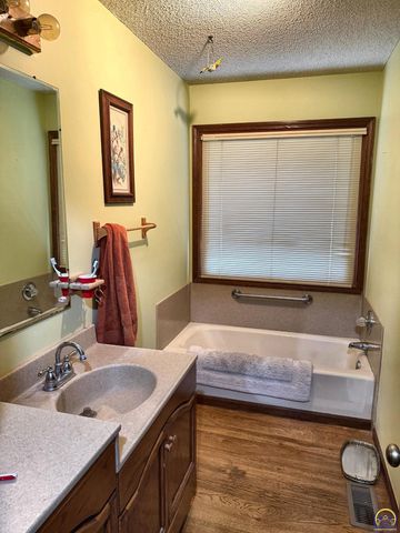 6121 NW Green Hills RD, Topeka, KS 66618