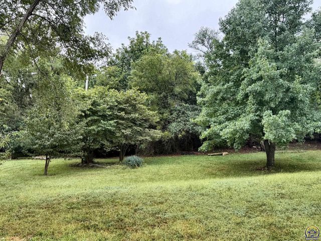 6121 NW Green Hills RD, Topeka, KS 66618