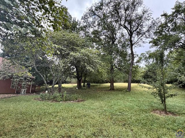 6121 NW Green Hills RD, Topeka, KS 66618