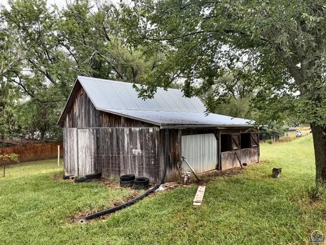 6121 NW Green Hills RD, Topeka, KS 66618