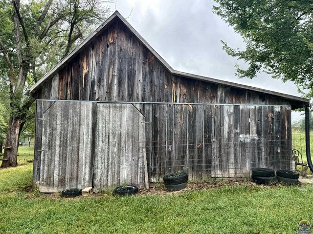 6121 NW Green Hills RD, Topeka, KS 66618
