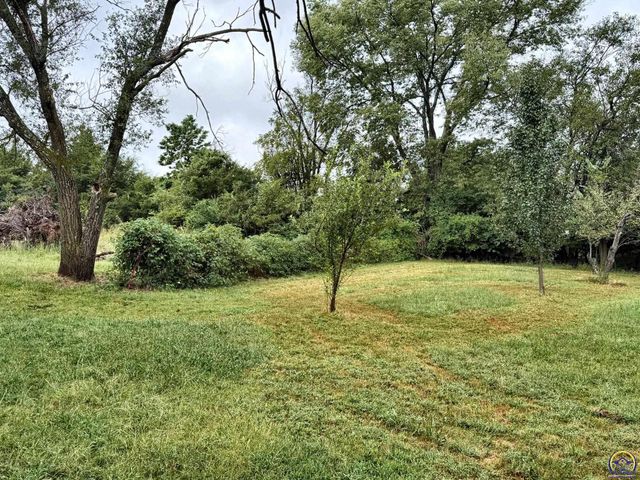 6121 NW Green Hills RD, Topeka, KS 66618