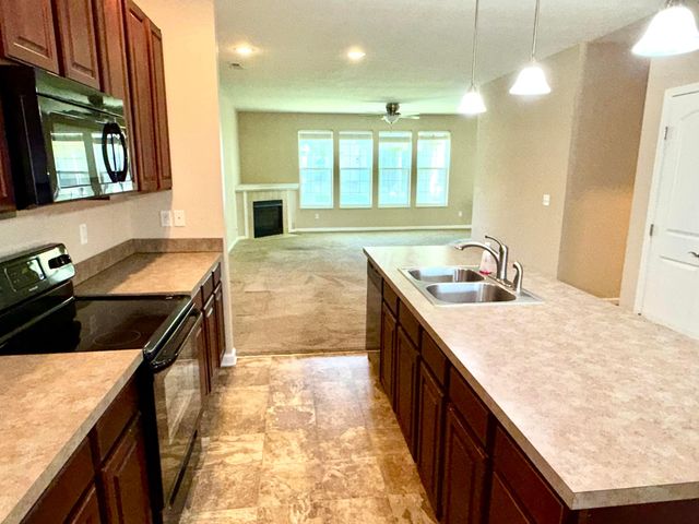 130 Lakes At Cheshire Drive, Delaware, OH 43015