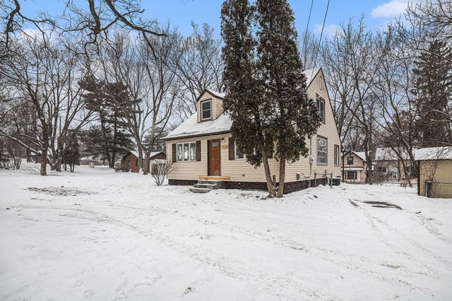 1025 Mahtomedi Avenue, Mahtomedi, MN 55115