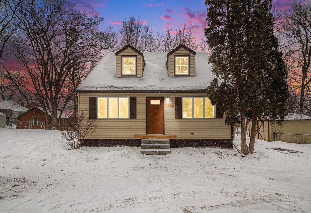 1025 Mahtomedi Avenue, Mahtomedi, MN 55115