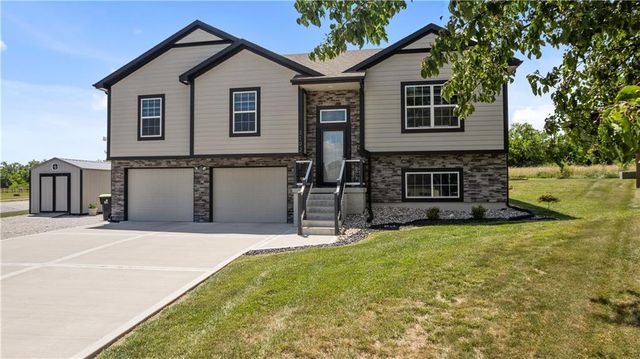 3102 Katy Trail Drive, Harrisonville, MO 64701