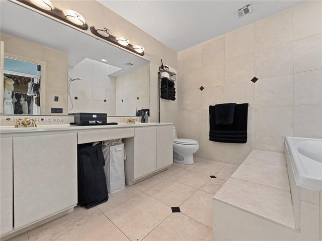 9720 E Calusa Club Dr, Miami, FL 33186