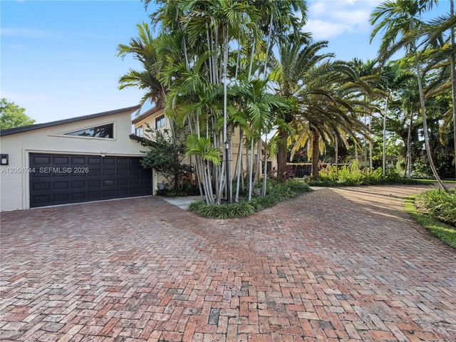 9720 E Calusa Club Dr, Miami, FL 33186