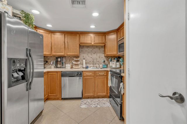4166 Inverrary Drive 304, Lauderhill, FL 33319