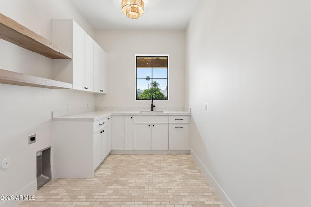 4206 E WHITTON Avenue, Phoenix, AZ 85018