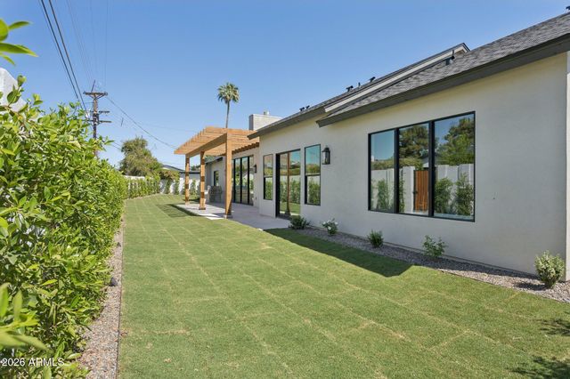 4206 E WHITTON Avenue, Phoenix, AZ 85018