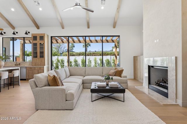 4206 E WHITTON Avenue, Phoenix, AZ 85018