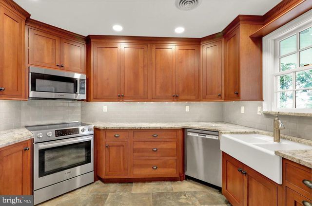 3300 MANNERCHOR RD, Temple, PA 19560