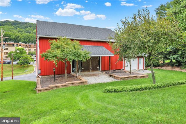 3300 MANNERCHOR RD, Temple, PA 19560