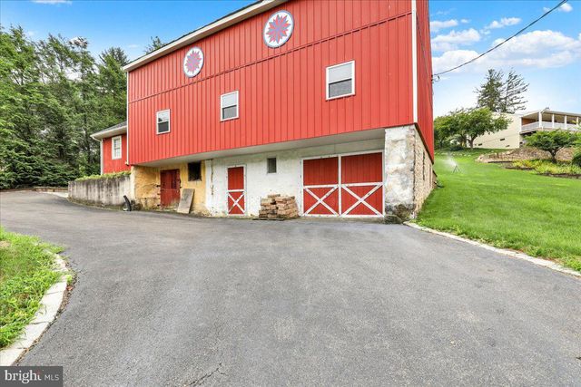 3300 MANNERCHOR RD, Temple, PA 19560