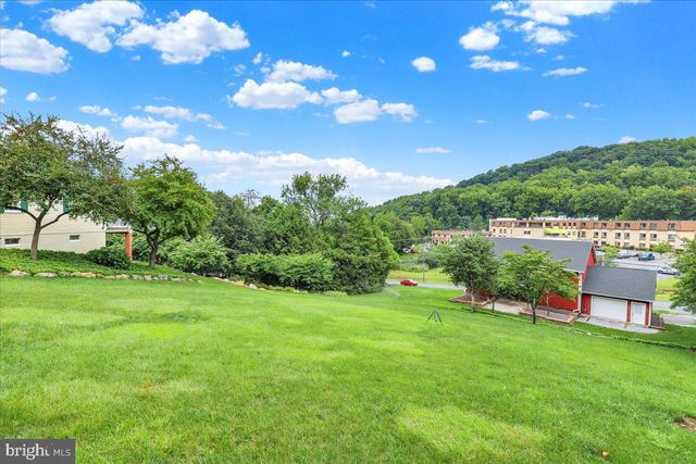 3300 MANNERCHOR RD, Temple, PA 19560