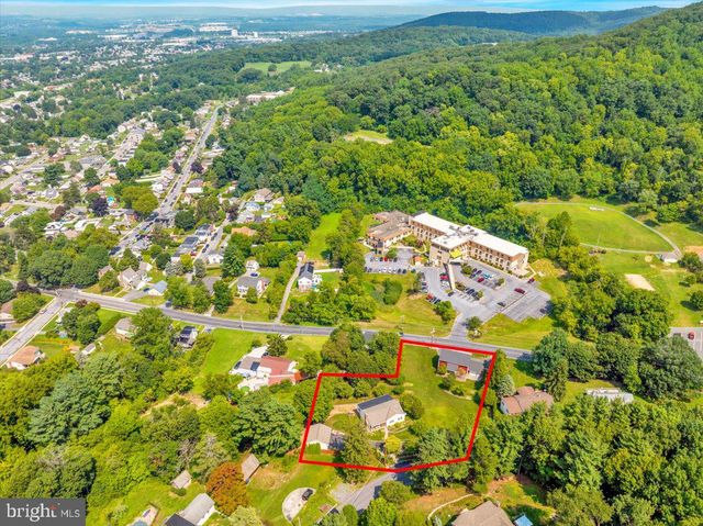 3300 MANNERCHOR RD, Temple, PA 19560
