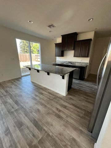 3728 E Kaweah Avenue, Visalia, CA 93292