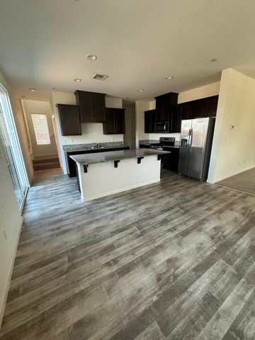 3728 E Kaweah Avenue, Visalia, CA 93292