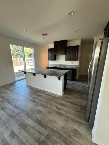 3728 E Kaweah Avenue, Visalia, CA 93292