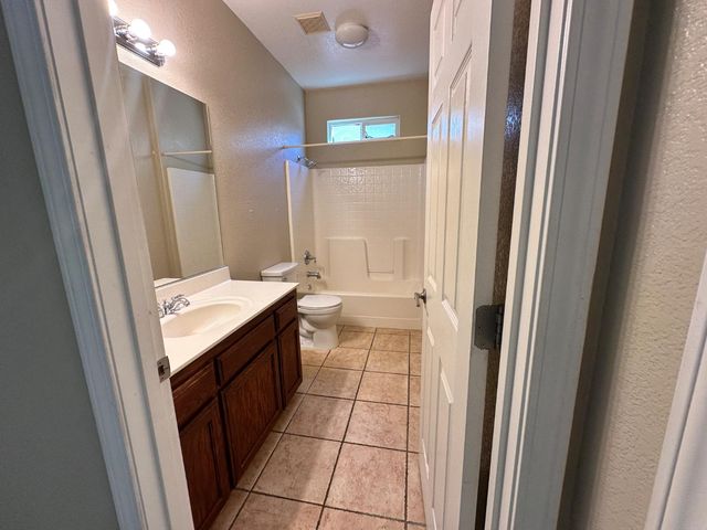 2940 Las Flores Cir, Los Banos, CA 93635