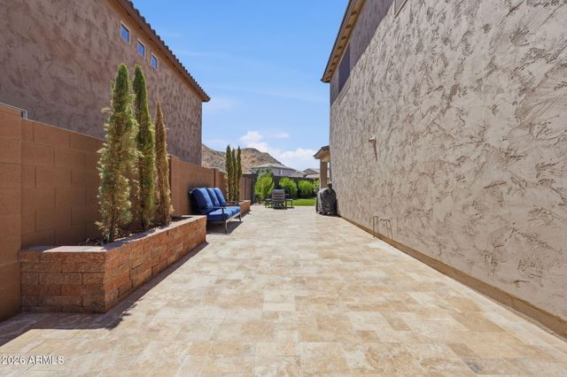 1923 W SUMMER Lane, San Tan Valley, AZ 85144