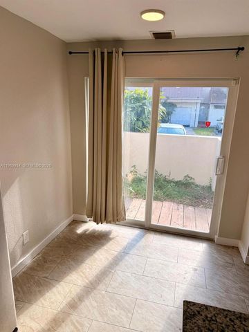 833 NW 81st Ter 8, Plantation, FL 33324