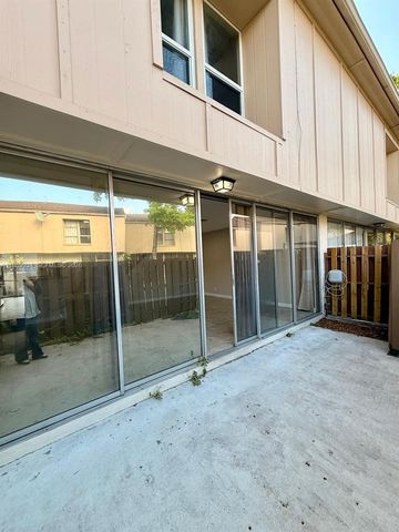 833 NW 81st Ter 8, Plantation, FL 33324