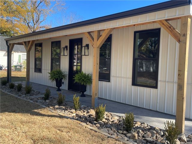 1104 N Jackson Street, Clarksville, AR 72830