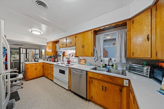 656 West Street, Redding, CA 96001