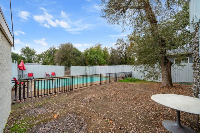 656 West Street, Redding, CA 96001