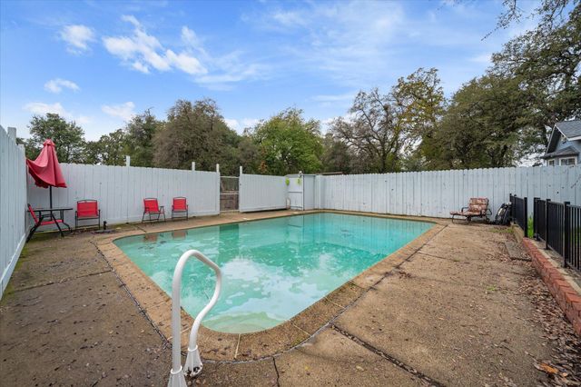 656 West Street, Redding, CA 96001