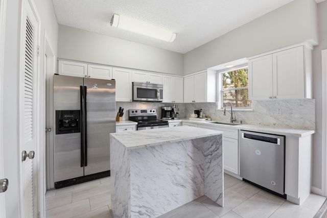 1011 Fountain View Drive, Houston, TX 77057