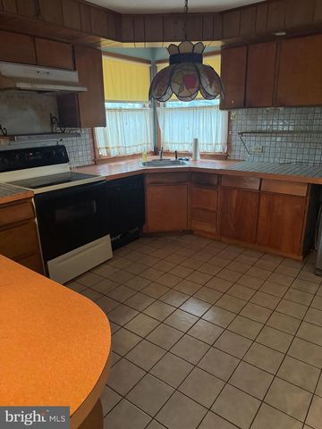 1429 COUNTY LINE RD, Huntingdon Valley, PA 19006