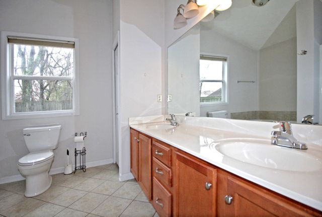 422 W Winterberry Trl, White House, TN 37188